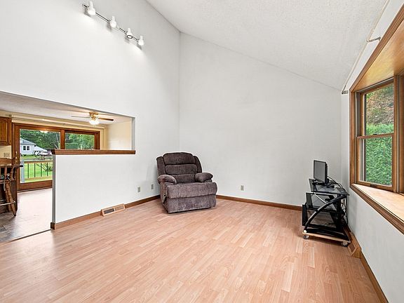 2nd image of 10 Mountainview St