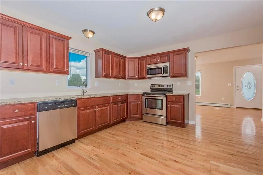 3 bed, 1.5 bath, 1600 sqft, $2,400 — Photo 2