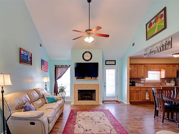5th image of 823 Cottage Ln