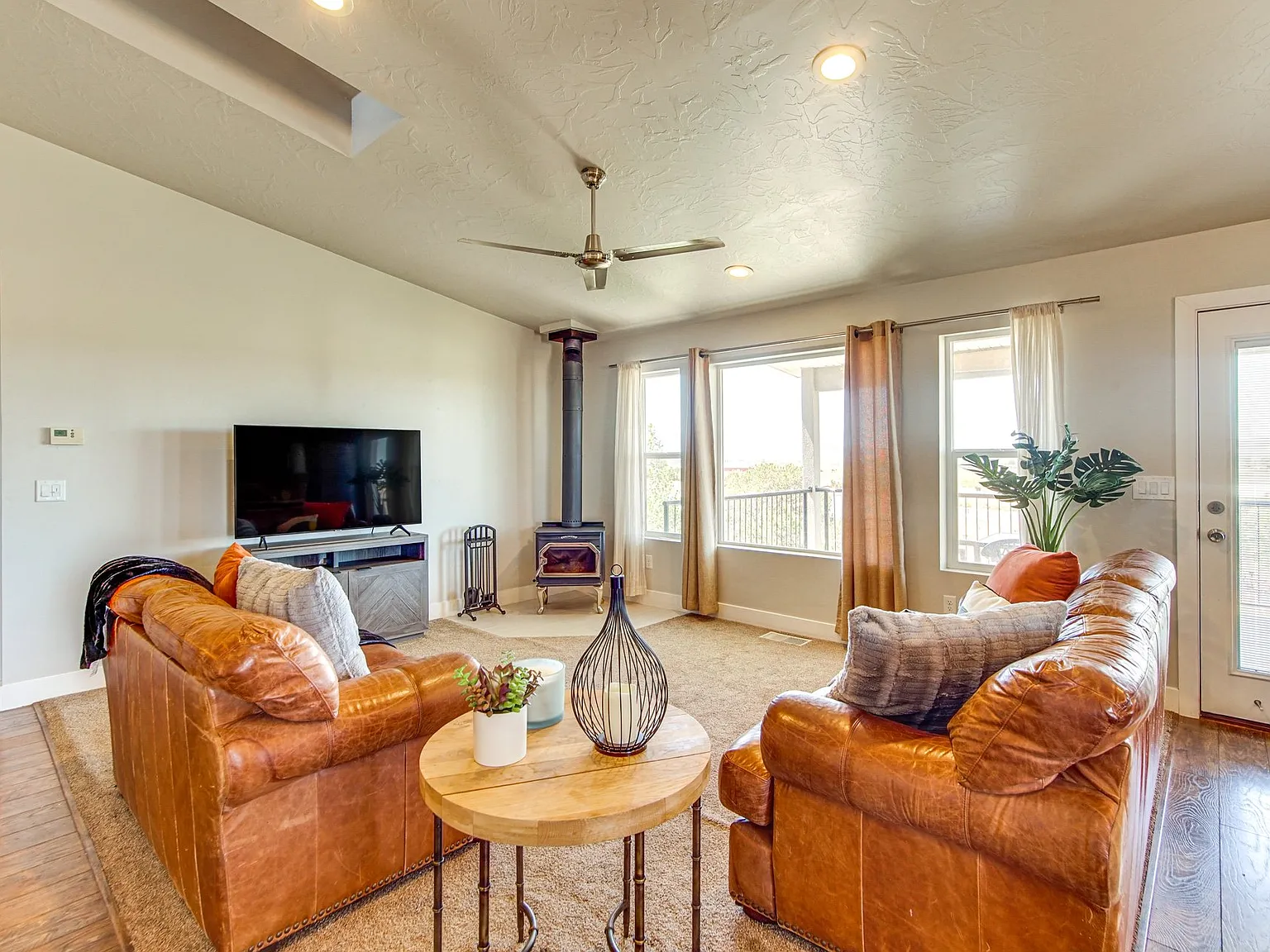 7 bed, 3148 sqft, $3,300 — Photo 2