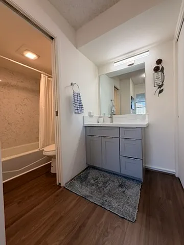 411 Hobron Ln — Photo 2
