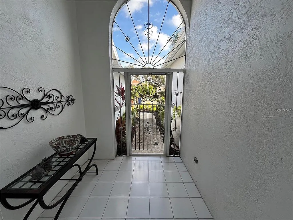 3 bed, 2.0 bath, 1950 sqft, $3,350 — Photo 4