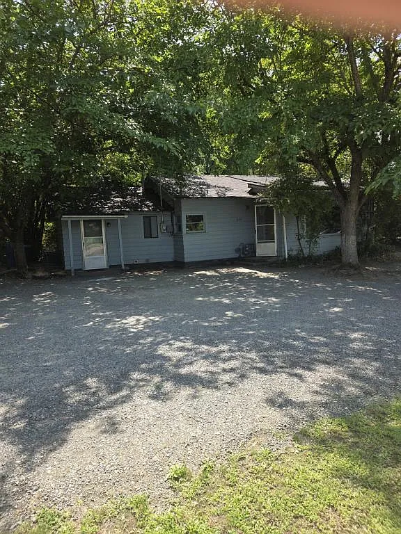 225 SE Grandview Ave — Photo 1