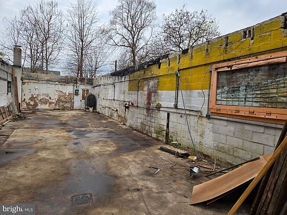 3rd image of 1750 Logan St