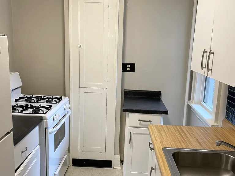St. Clair Apartments — Photo 7