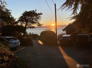 32 XX NW Esplanade, Seattle, WA 98117