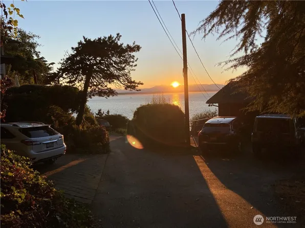 32 XX NW Esplanade, Seattle, WA 98117