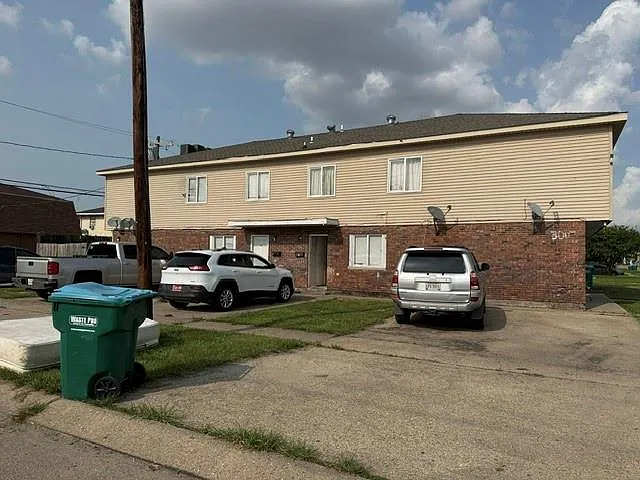 3 bed, 1.5 bath, 1025 sqft, $1,350 — Photo 2