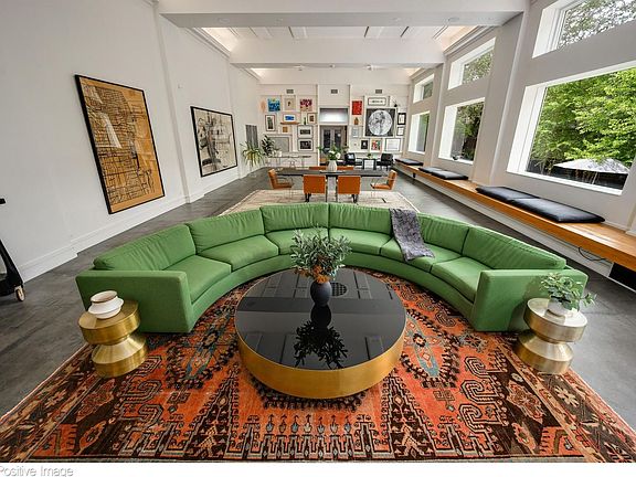 5th image of 1019 N Wolcott Ave
