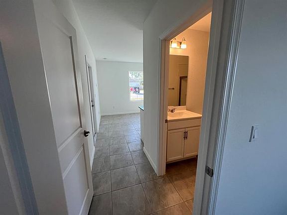 5th image of 2055 SW Grant Ave #B