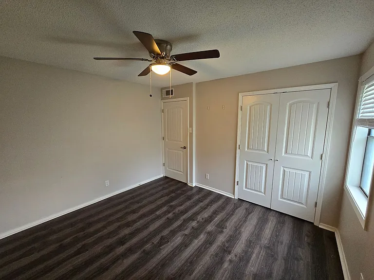 330 S 17th St #21 — Photo 8