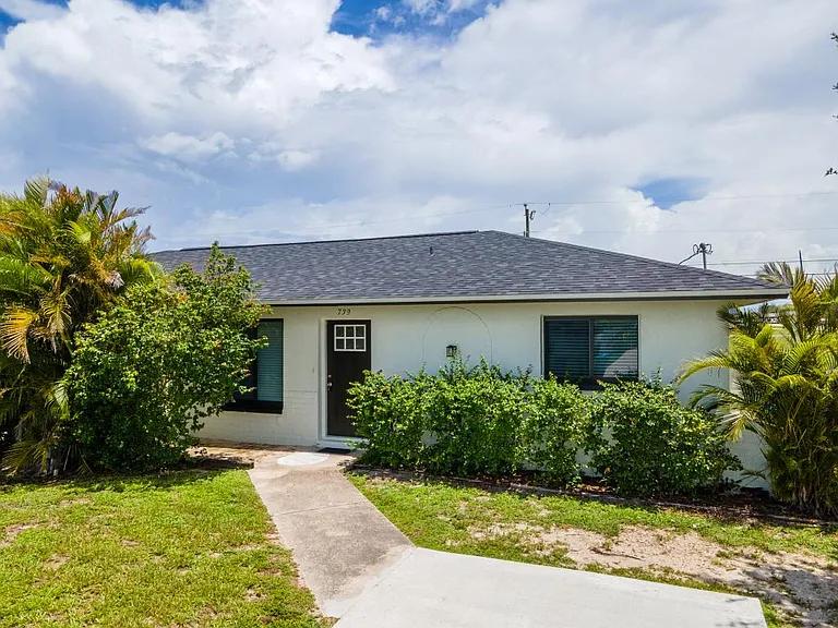 741 NE 7th Pl — Photo 10