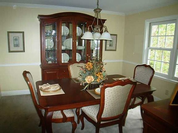 4th image of 3175 Valley Dr