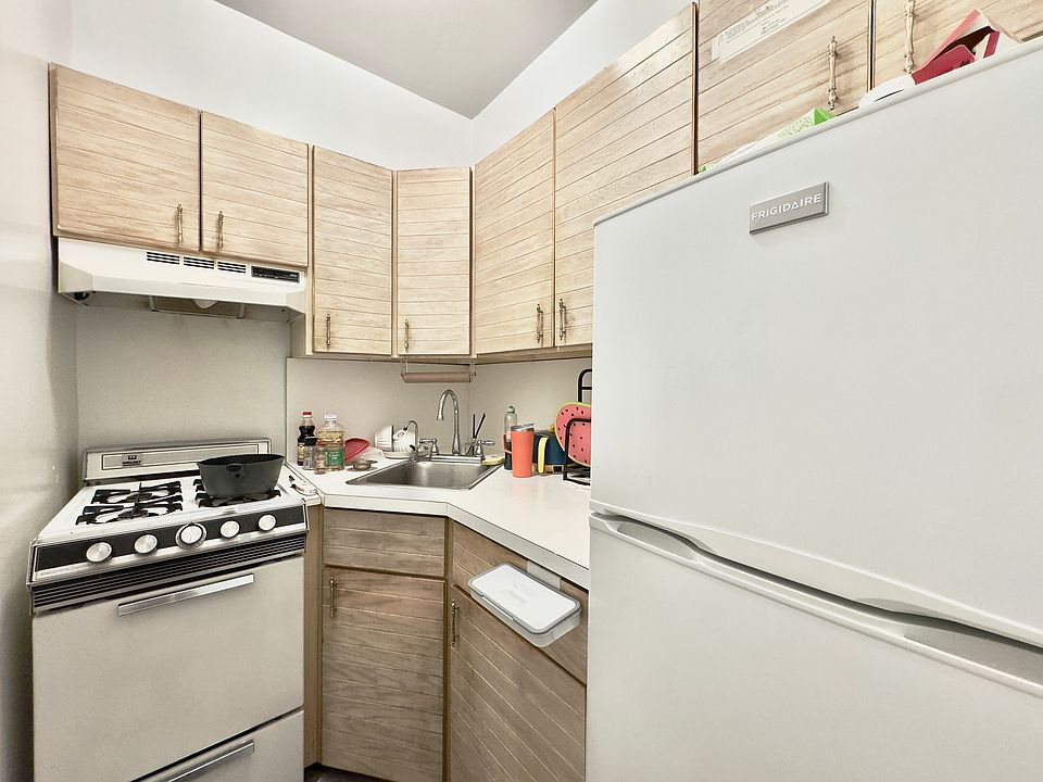 2nd image of 112 W 72nd St APT 3F