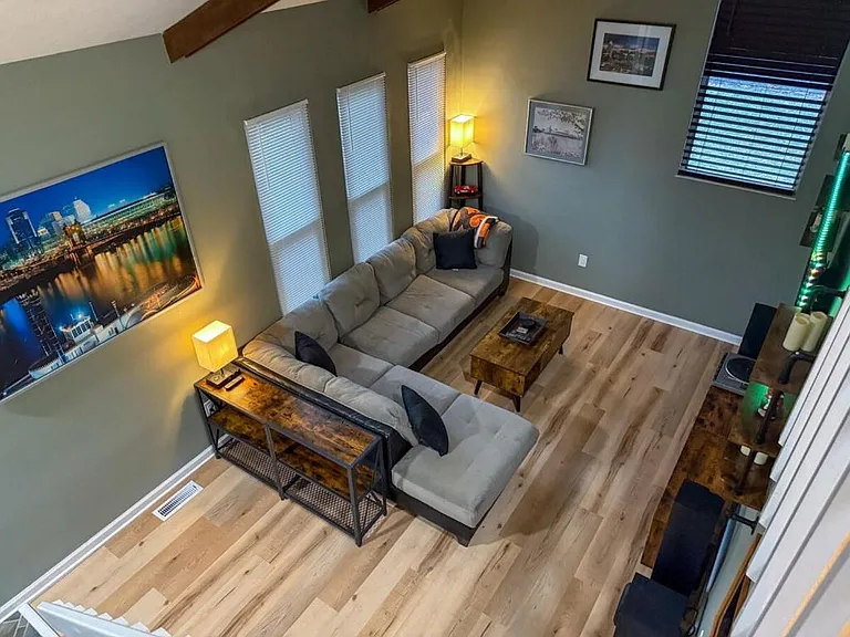 528 Beaumont Ct — Photo 2