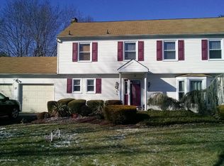 17 Woodland Cir, Manalapan, NJ