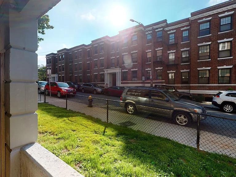 123 Sutherland Rd #B — Photo 3