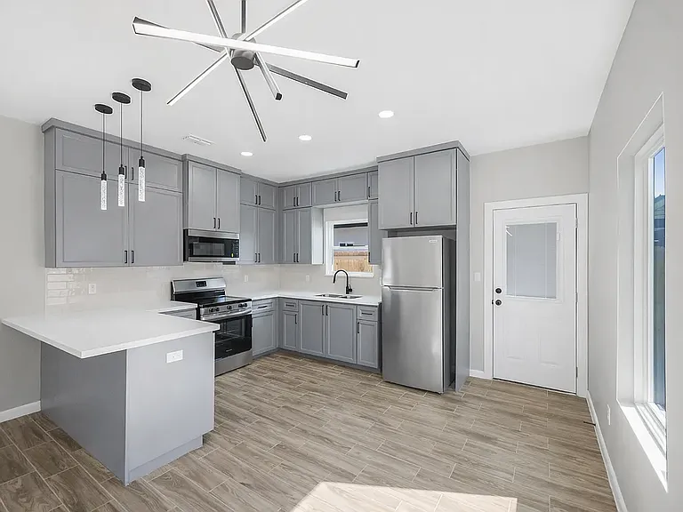 2409 Indian Creek Ave #3 — Photo 2