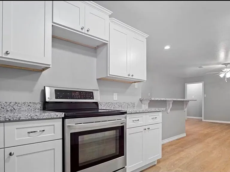 1347 E Palm Dr — Photo 4