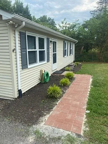 215 Northview Dr — Photo 2