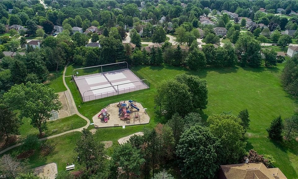 1st image of 17529 Fairfax Ln