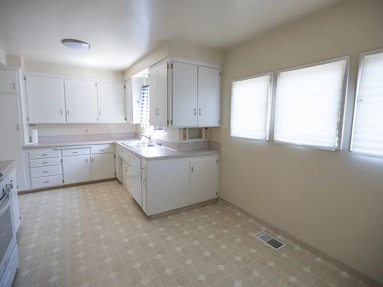 452 W Wilson Ave — Photo 22