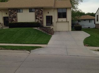 4936 S 98th St, Omaha, NE 68127