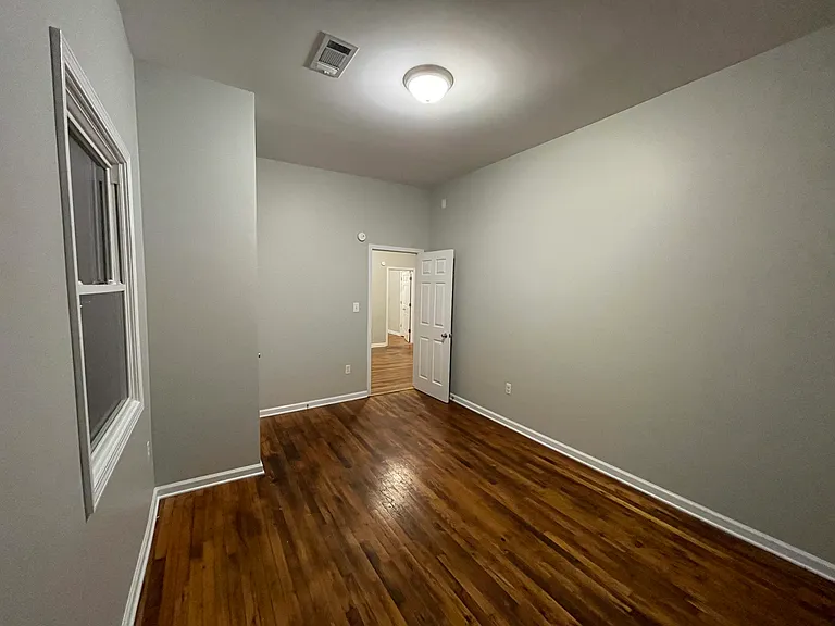 202 N Queen St — Photo 9