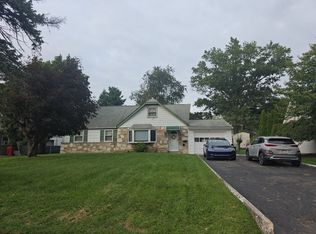 195 Luff Ln, Warminster, PA 18974