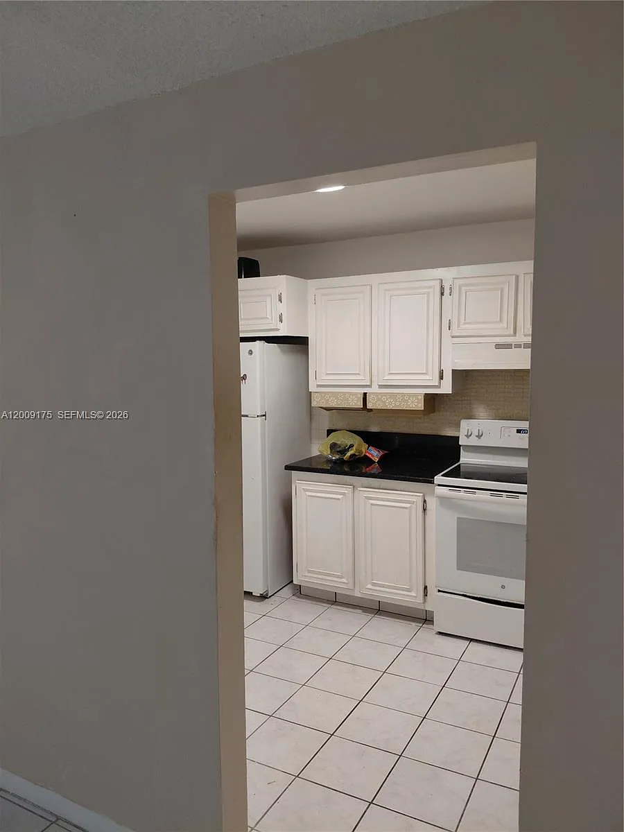 Building Photo - 4047 NW 16th St #109