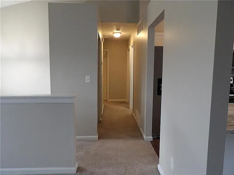 3 bed, 1200 sqft, $1,800 — Photo 2