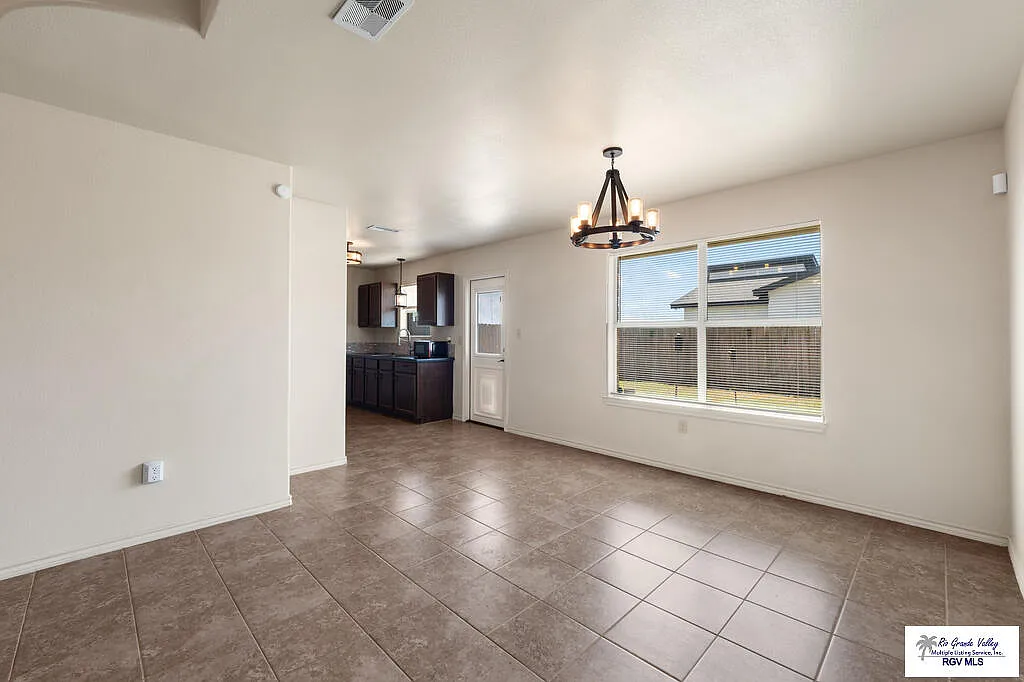3 bed, 2.0 bath, 1279 sqft, $2,000 — Photo 4