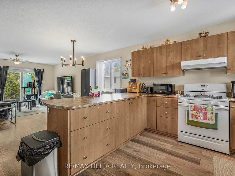 786 Lawrence St — Photo 2