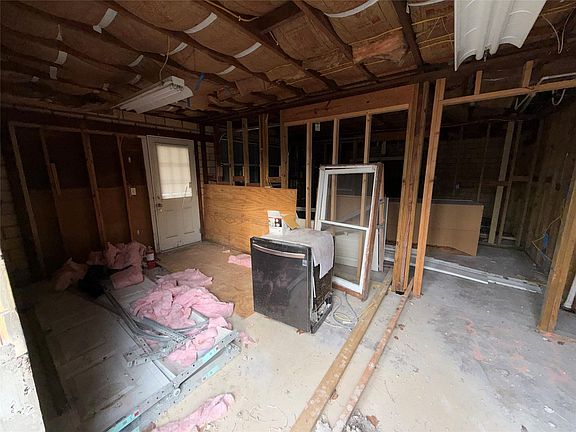 3rd image of 611 Mathis St