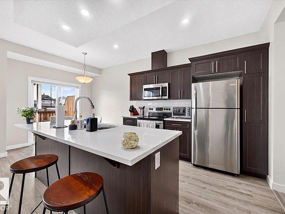 5th image of 100 Meadowland Cres