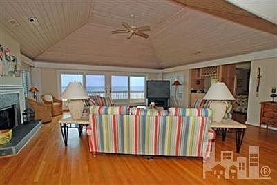 3rd image of 230 Beach Road N