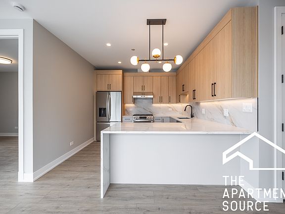 5th image of 2354 W Polk St #403