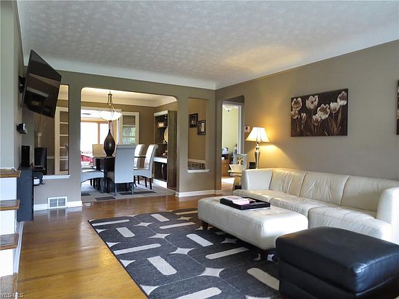 3rd image of 2885 Forestview Ave