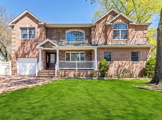 35 Pearl Ct, Sayville, NY 11782