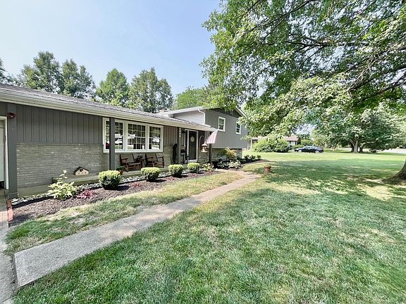 2nd image of 1129 Royal Ct NE