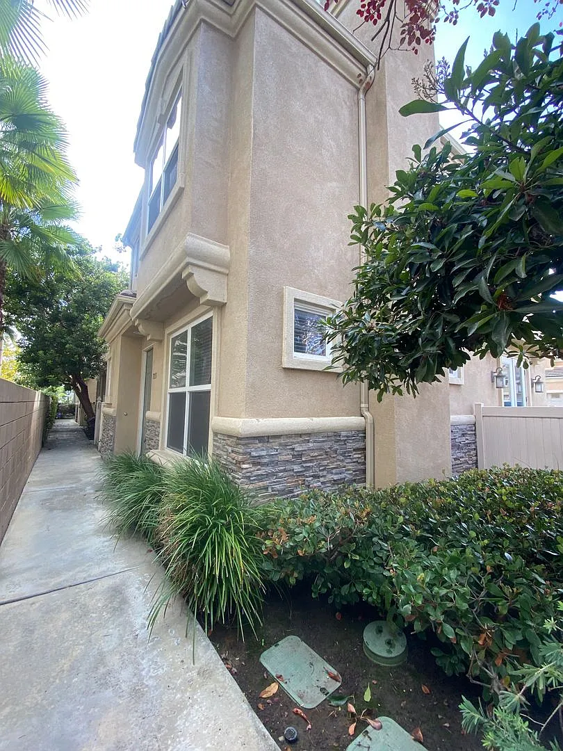 3 Bedroom and 2 and Half Bathroom End Unit Condo with Air Conditioning — Photo 3
