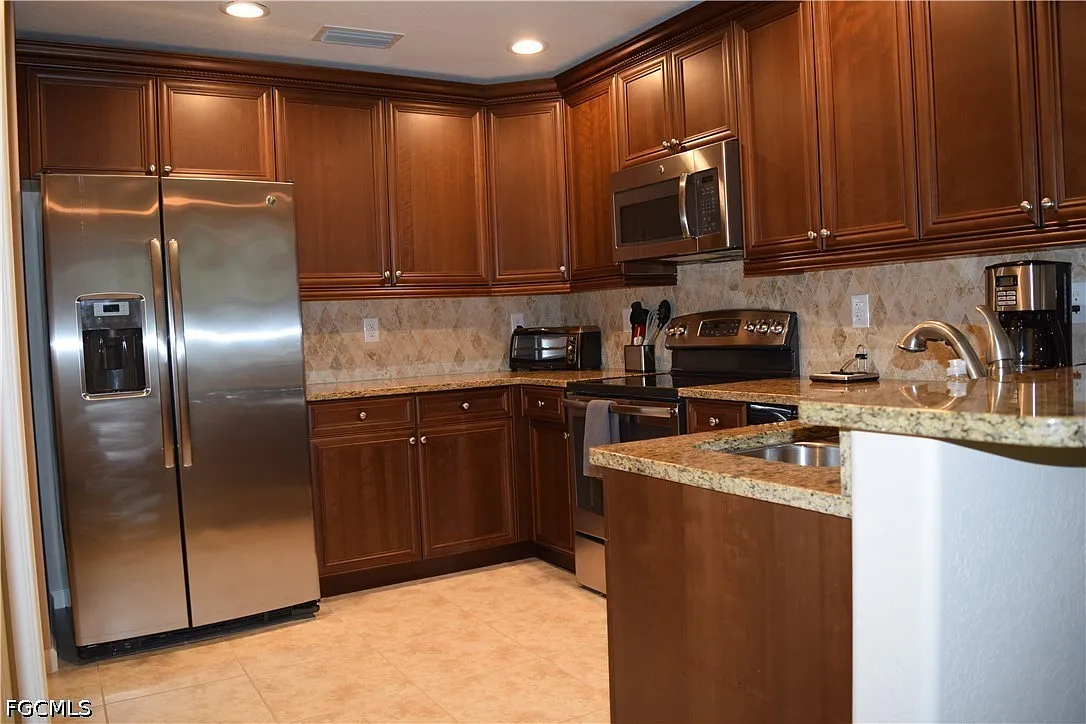 3 bed, 2.0 bath, 1657 sqft, $6,300 — Photo 3