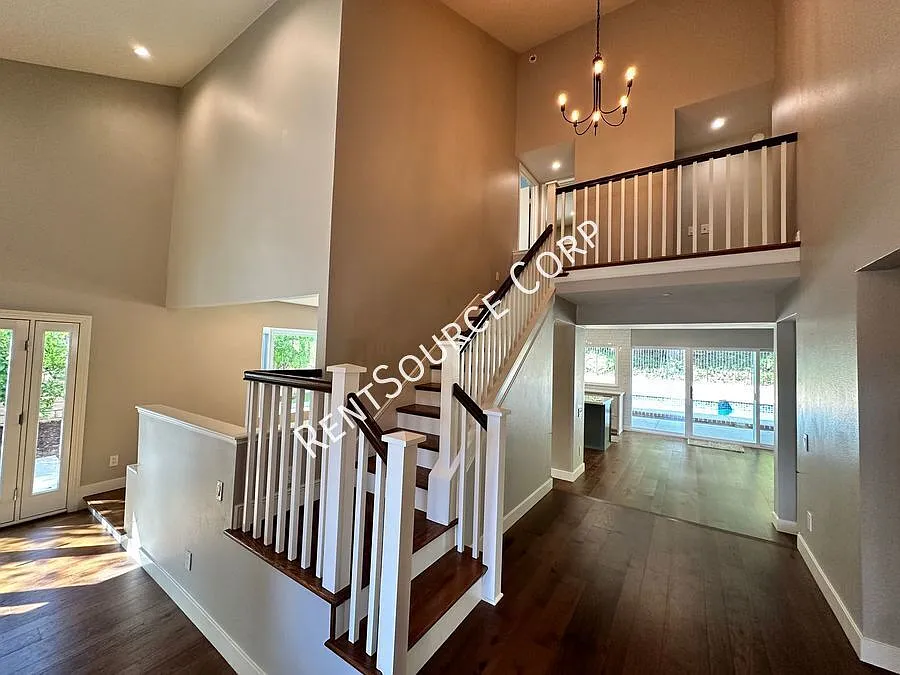 5 Bedroom Pool Home for Lease with SOLAR in the Valencia Hills Community — Photo 3