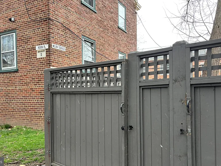 676 Perth Pl #B — Photo 23