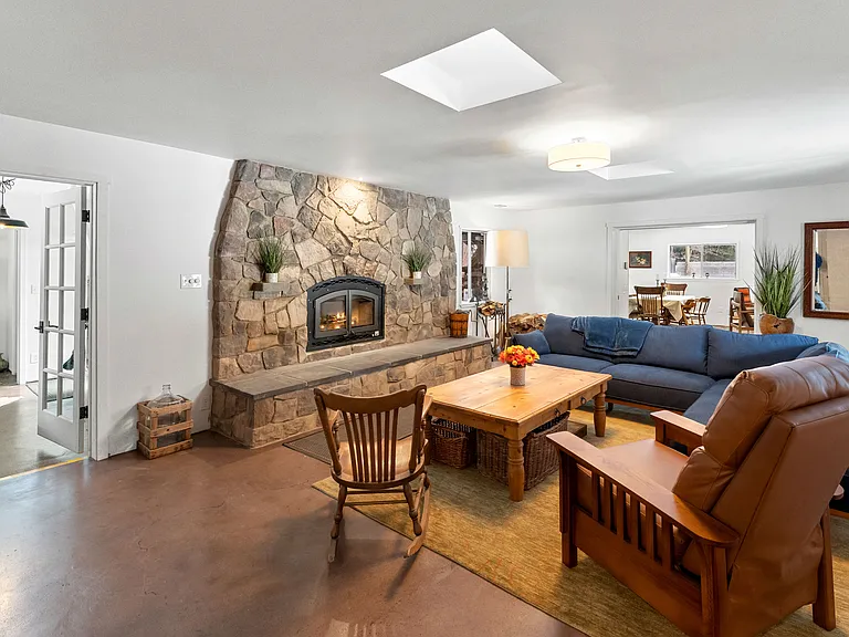 940 Douglas Ln 32_09102024