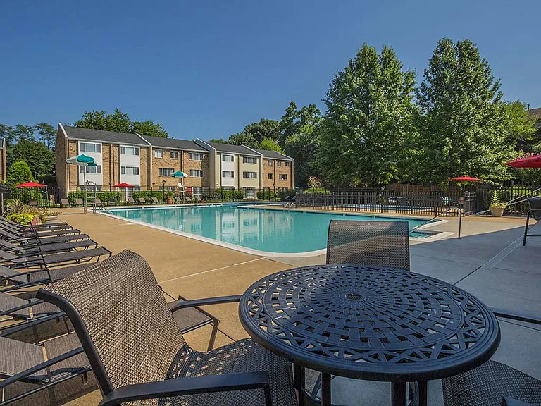 Tysons Glen Apartments and Townhomes — Photo 14
