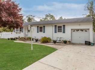 3 Olive Ct, Farmingville, NY 11738
