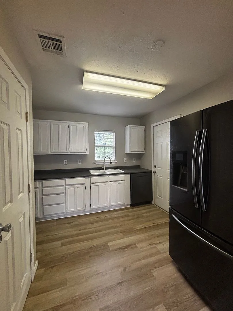 Beautifully renovated rental by TU! — Photo 3