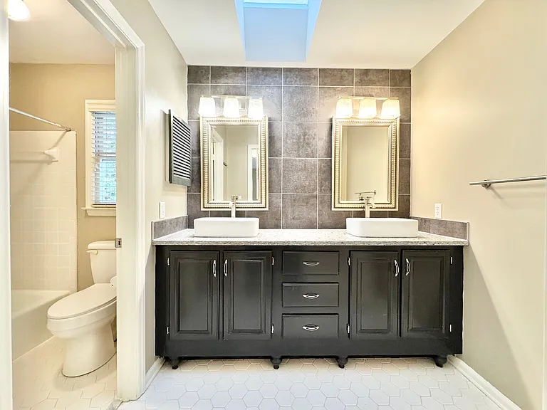 2015 Warwickshire Dr — Photo 17