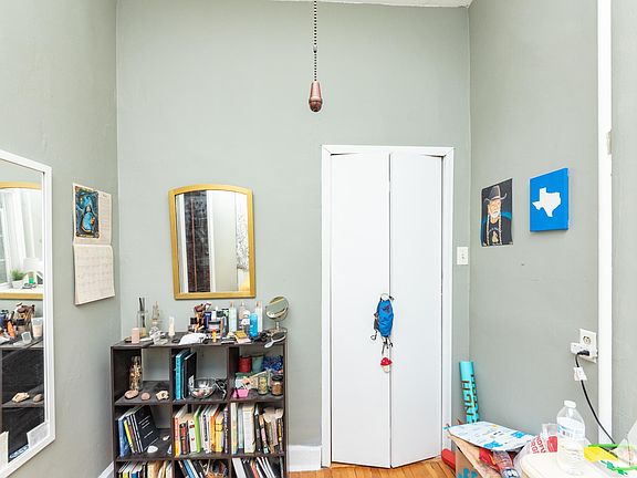 4th image of 1543 W Barry Ave #1